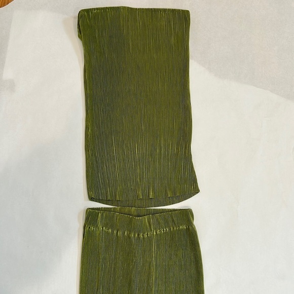 NWOT OLIVE GREEN PLEATED FLATE LEG PANTS & tube top size small women’s - Picture 2 of 8